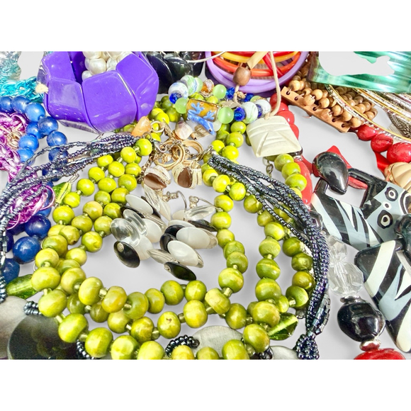 Huge Vintage Jewelry Lot 107 pcs Mixed Necklaces Bracelets Earrings Brooches - Picture 6 of 16